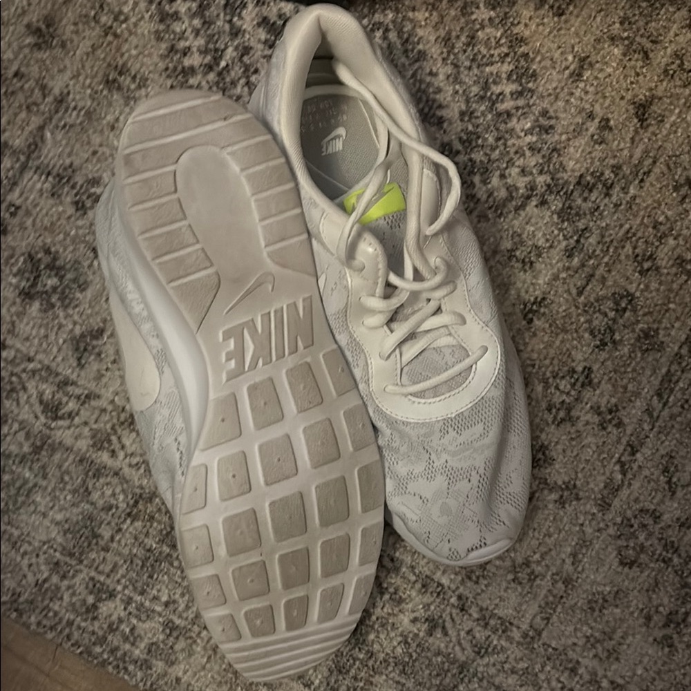 Nike White Sneakers‎ Minimalist Design - Picture 3 of 3